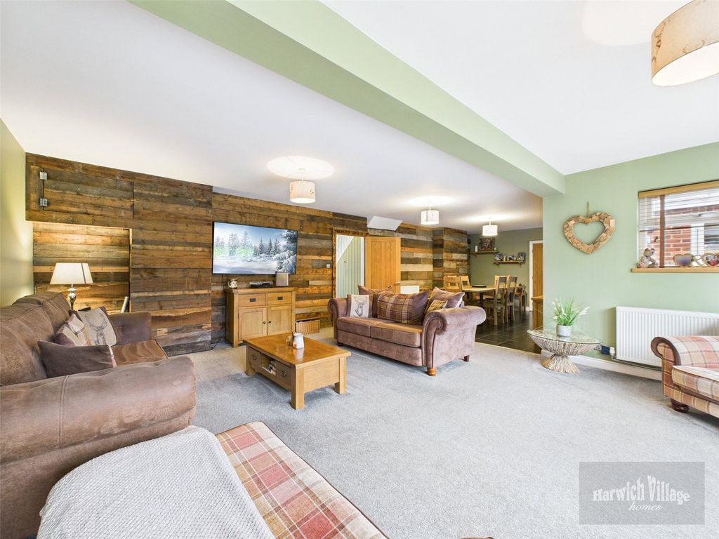 Property photo 3 of 31 Lounge