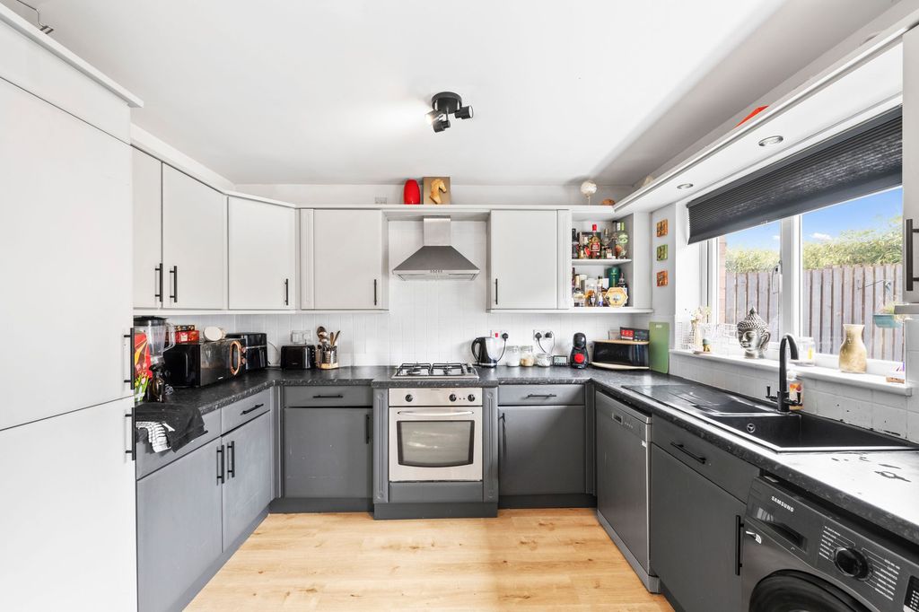 Property photo 3 of 32