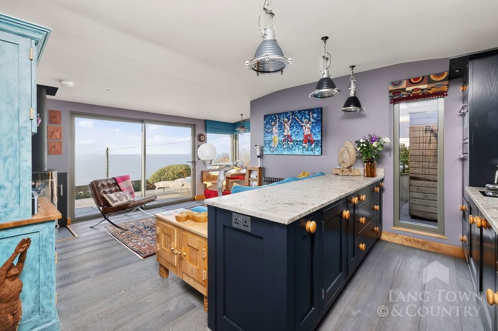 Property photo 3 of 25