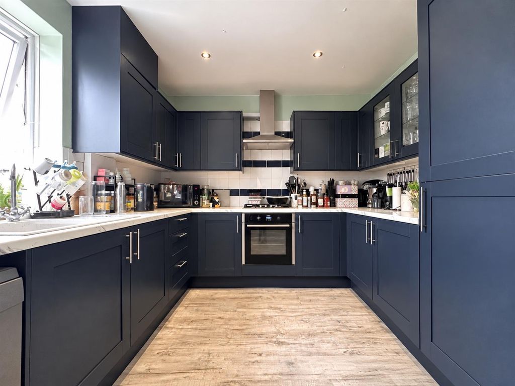 Property photo 2 of 12 Modern Kitchen
