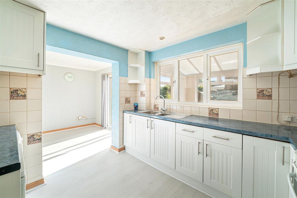 Property photo 3 of 18 Kitchen