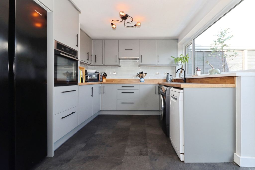 Property photo 2 of 19 Kitchen
