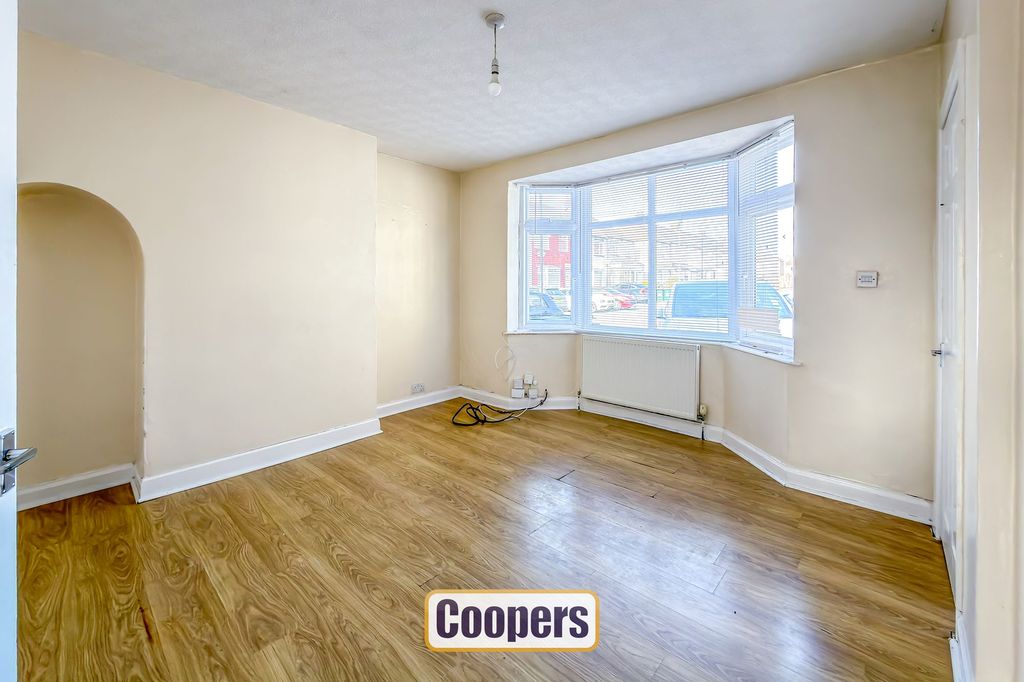 Property photo 3 of 14 Lounge