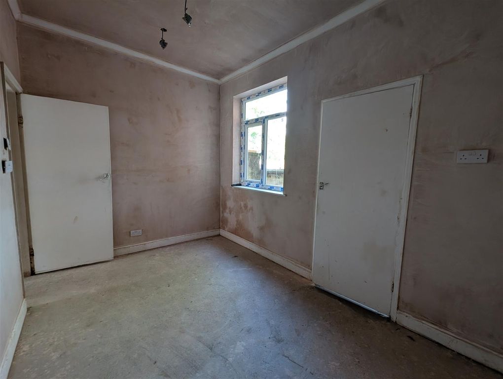 Property photo 3 of 9 Dining Room