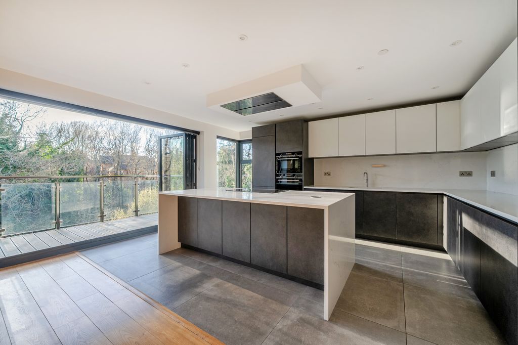 Property photo 2 of 10 Kitchen