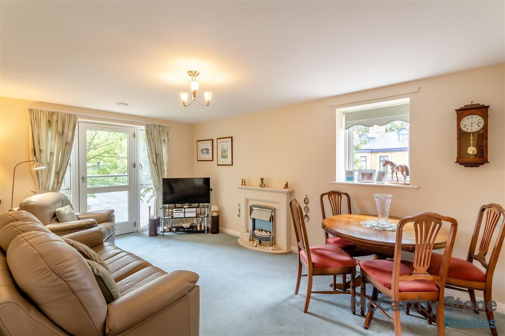 Property photo 2 of 14 8700175-Interior02.Jpg