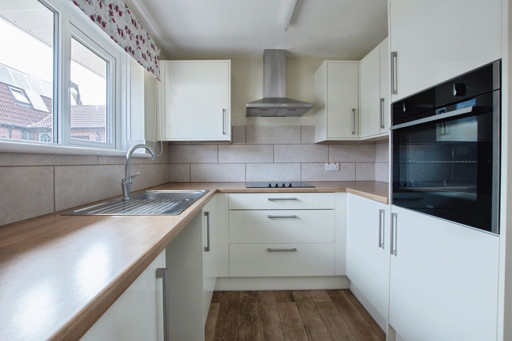 Property photo 2 of 8 Kitchen