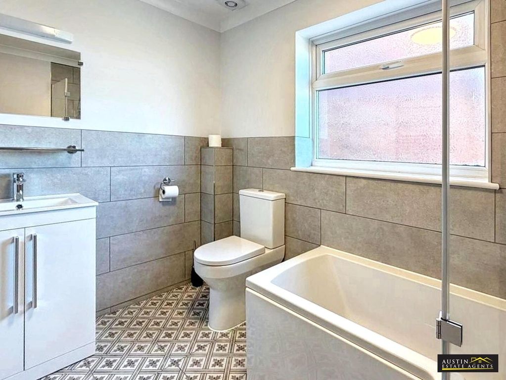 Property photo 3 of 11 Bathroom