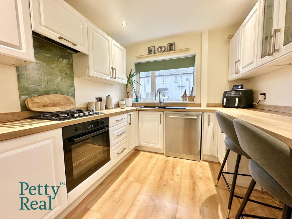 Property photo 3 of 16 F73667E8-4D17-483C-B5D1-9F3286DC324E.Jpeg