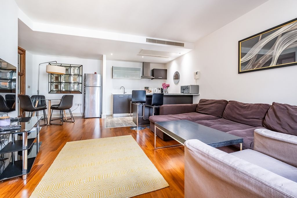 Property photo 3 of 11 Reception