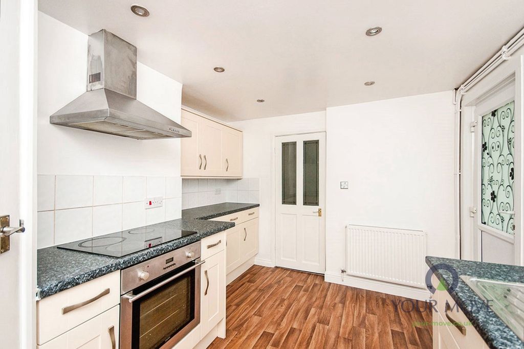 Property photo 3 of 8 Kitchen