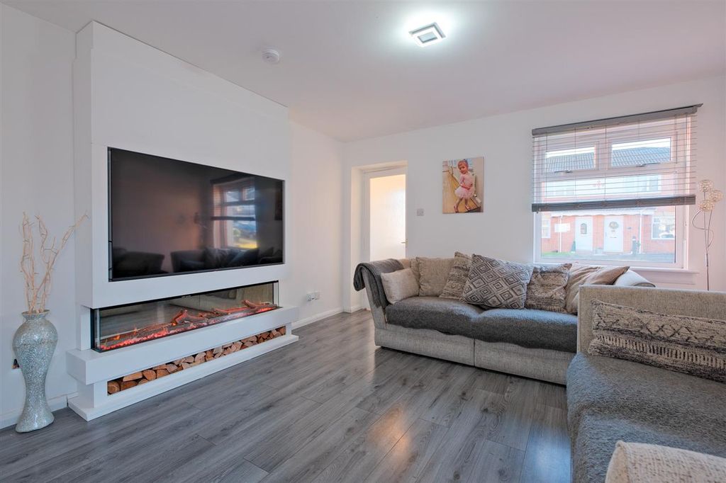 Property photo 2 of 17 Lounge