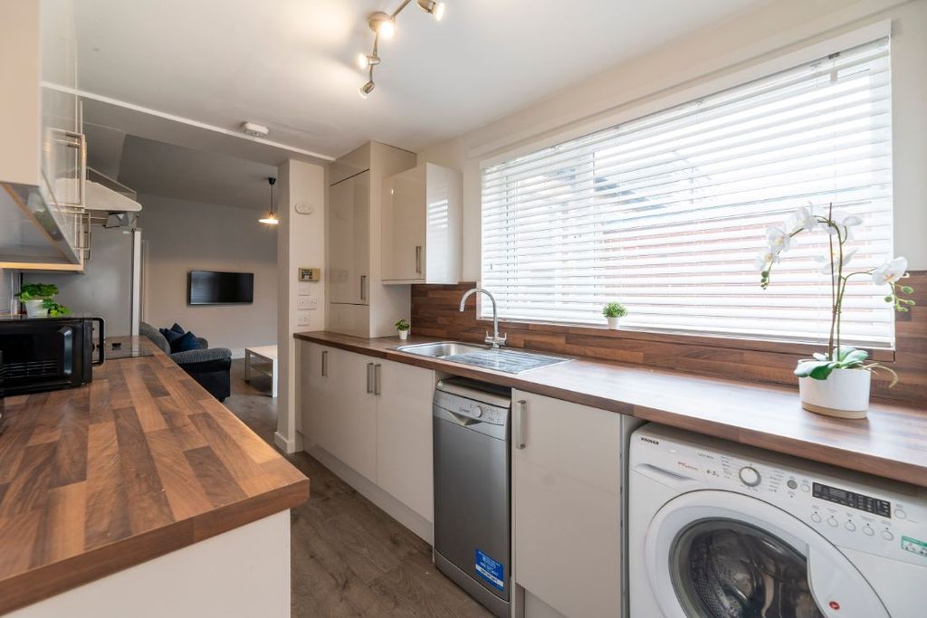 Property photo 3 of 13 153Hs - Kitchen