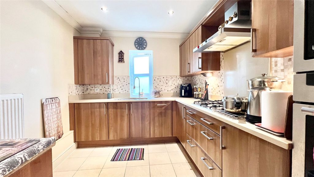 Property photo 3 of 7 Kitchen