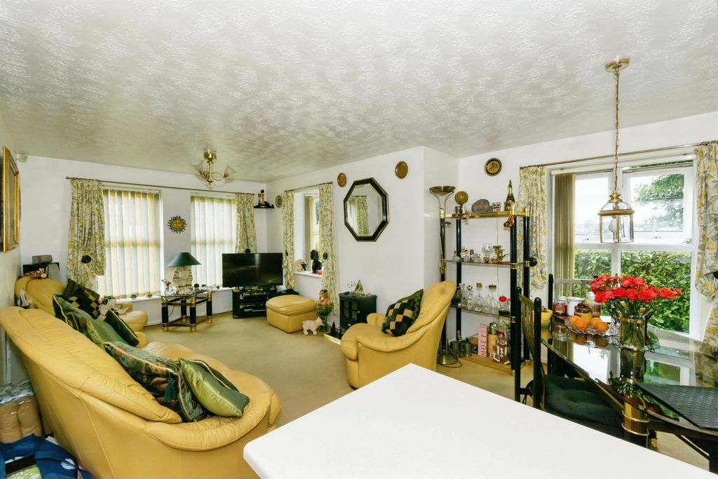 Property photo 2 of 21