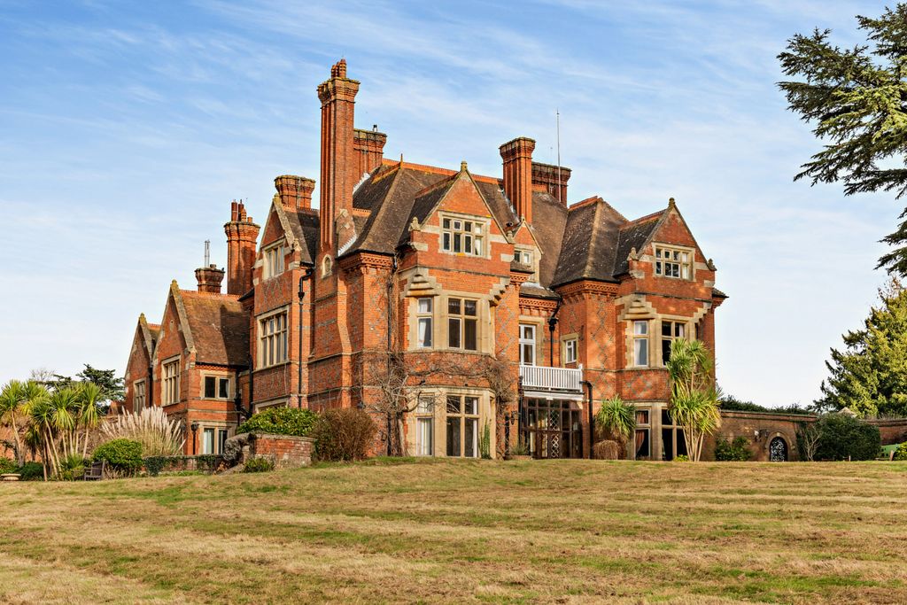 Property photo 2 of 27 House. Partnership