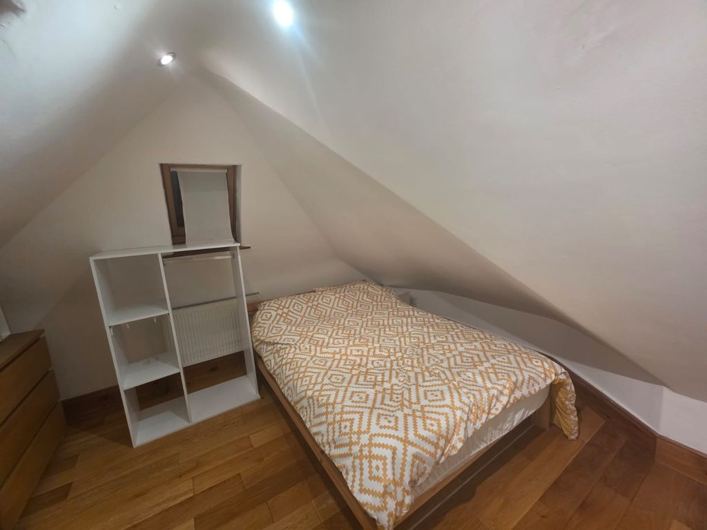 Property photo 3 of 18 Room
