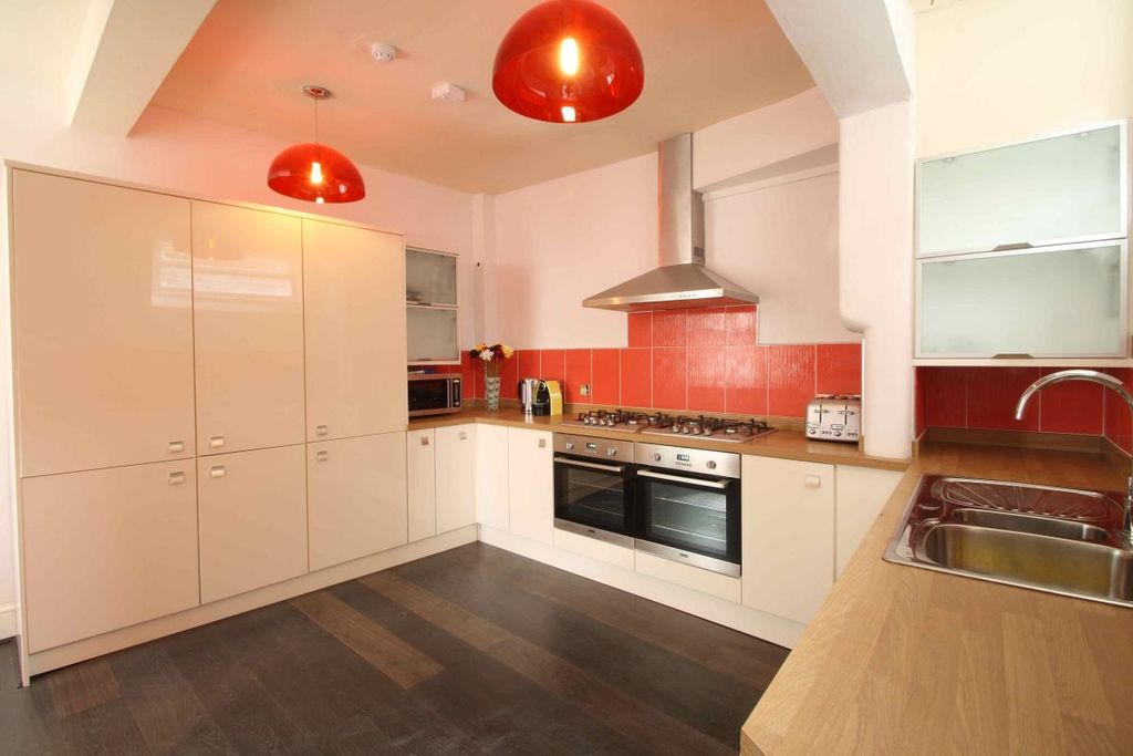 Property photo 3 of 9 33F Kitchen