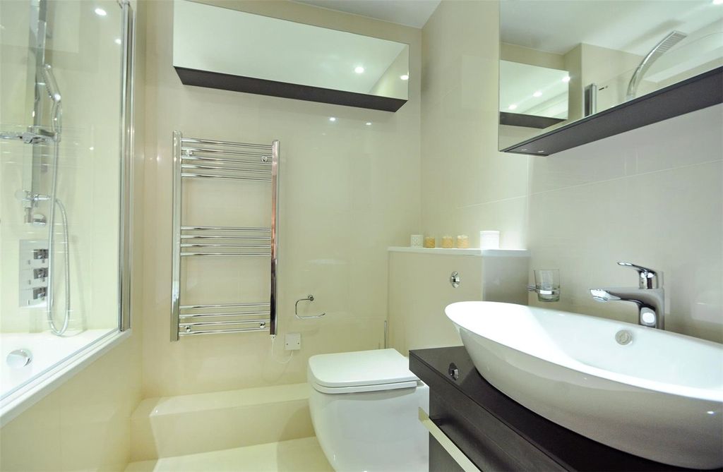 Property photo 3 of 8 Bathroom 1