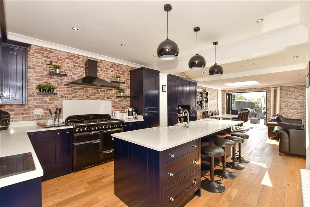 Property photo 3 of 18 Kitchen