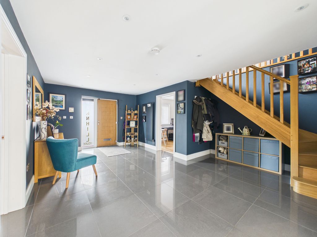 Property photo 2 of 38 Cam01984G0-Pr0581-Still006