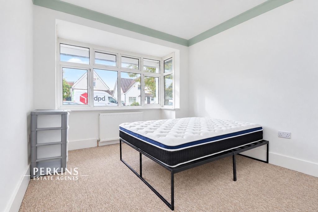 Property photo 3 of 9 Bed 1.Jpg