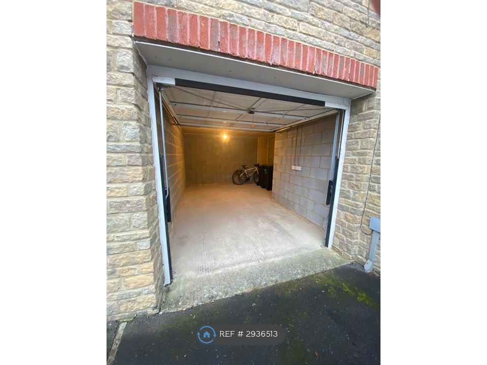 Property photo 3 of 9 Garage