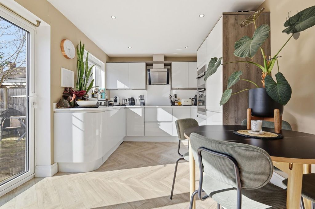 Property photo 3 of 23