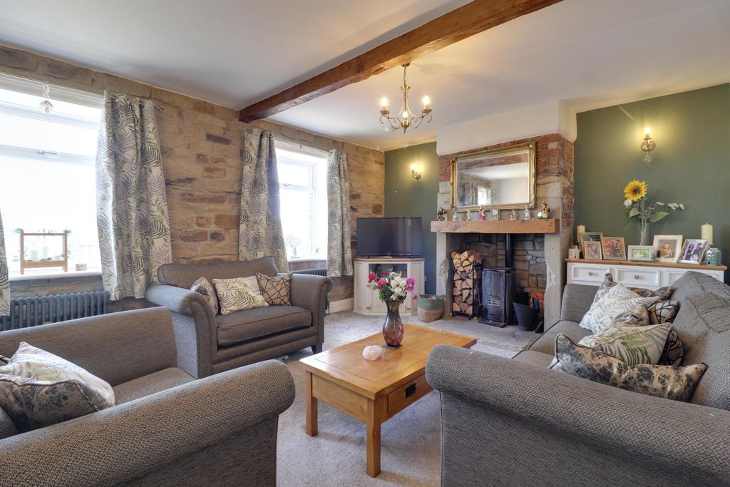 Property photo 2 of 32 Lounge