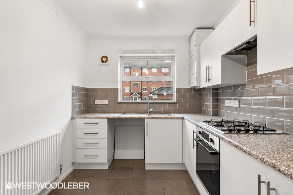 Property photo 3 of 19 Villageclose_2