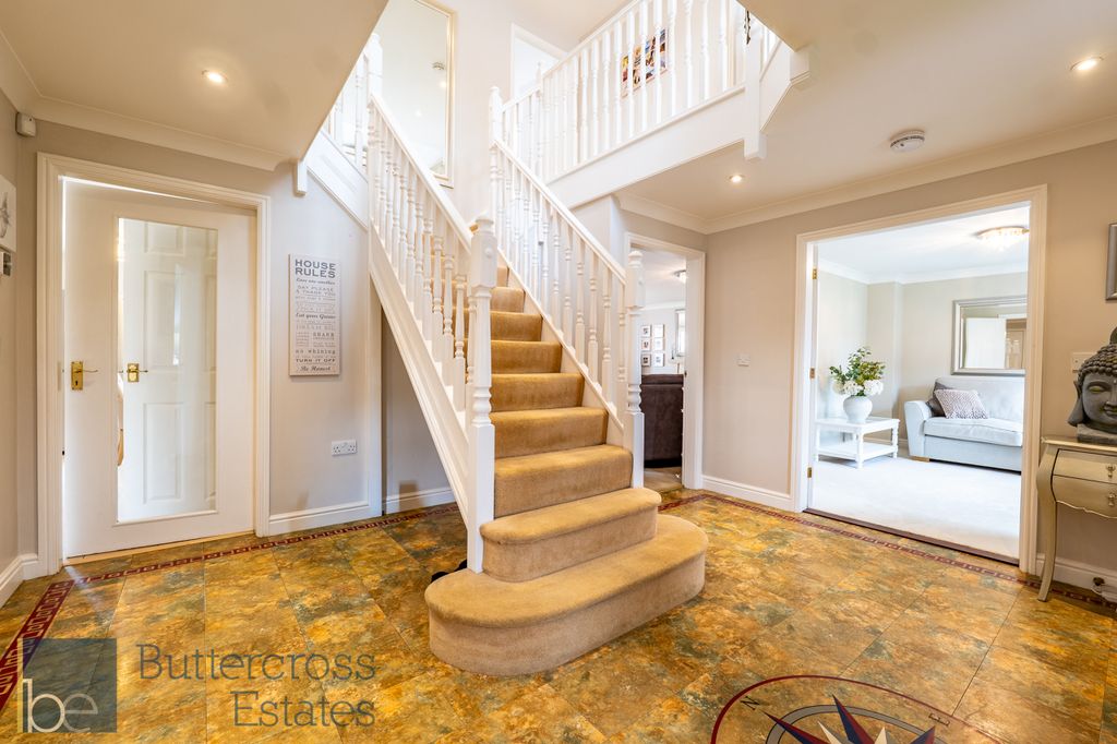 Property photo 2 of 43 Entrance Hall