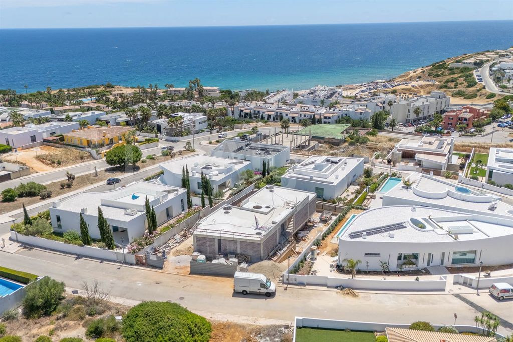 Property photo 1 of 19 New Development | Luxury T3 Villa Under Construction At Porto De Mós For Sale - Lagos