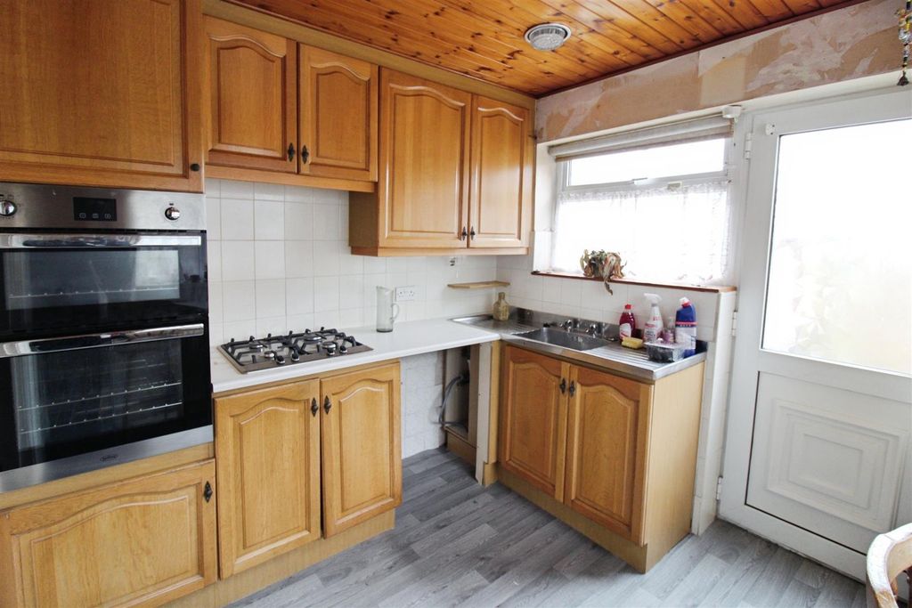 Property photo 3 of 12 Kitchen