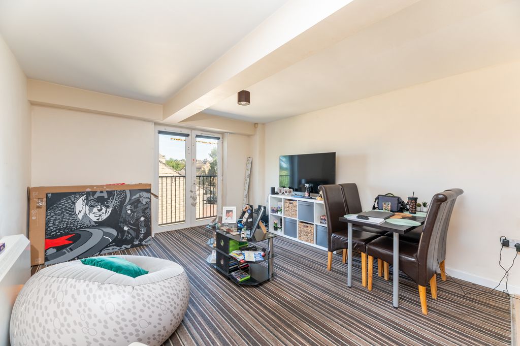 Property photo 2 of 28