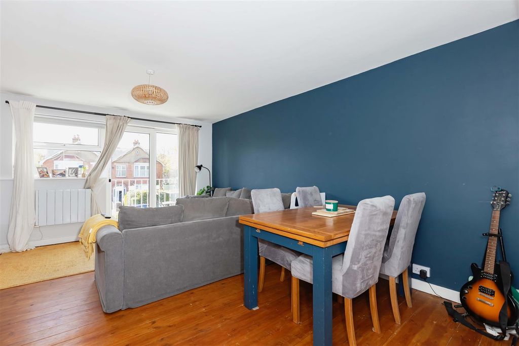 Property photo 2 of 12 Wadhurst Crt_10.Jpg