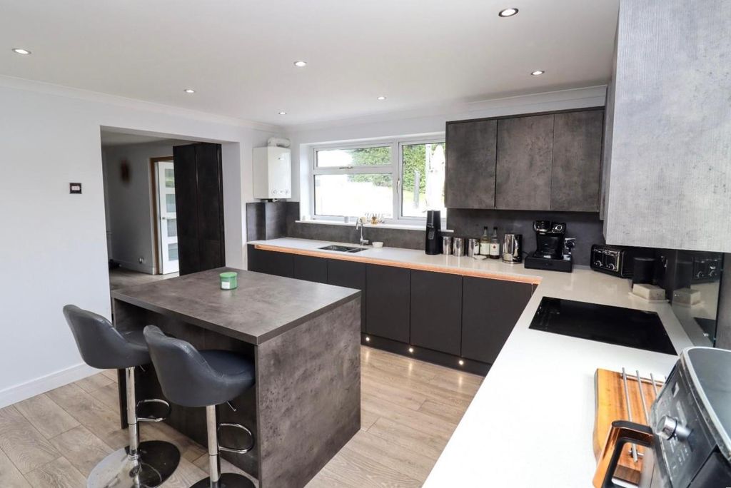 Property photo 2 of 29 Kitchen/Breakfast Room
