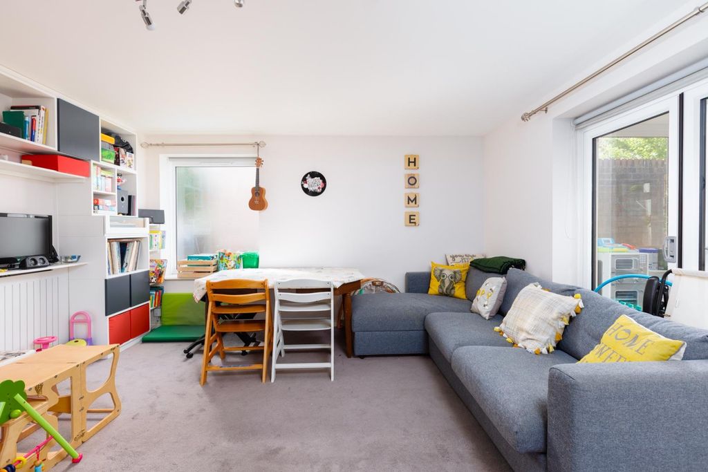 Property photo 1 of 22 29 Wood Mead-18.Jpg