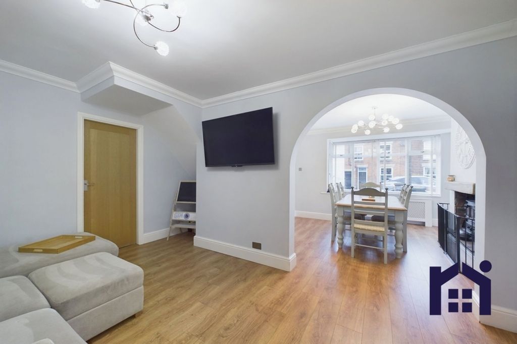 Property photo 2 of 25 Flowing Space