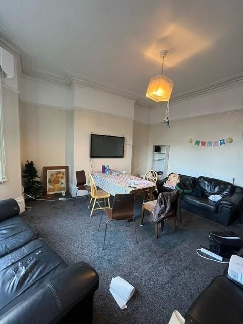 Property photo 1 of 9 A Spacious, Well-Lit Living Room Featuring Comfort...