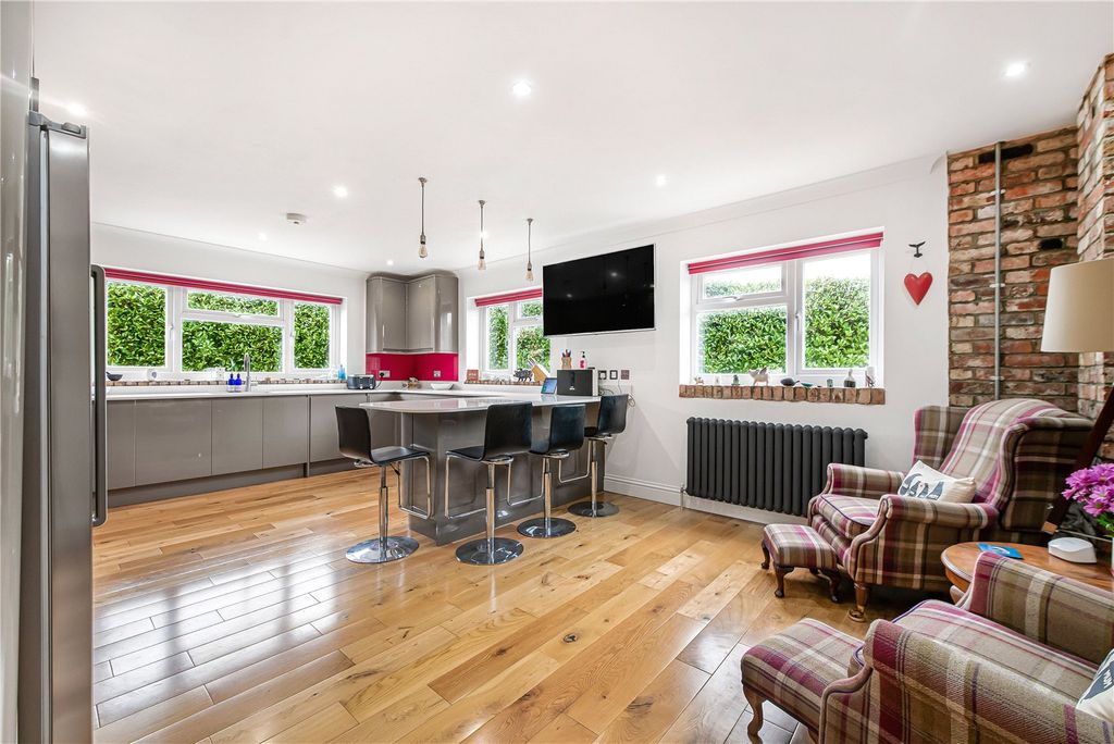 Property photo 2 of 49 Picture No. 15