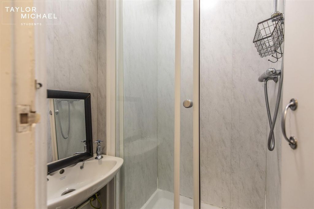Property photo 3 of 6 Shared Bathroom