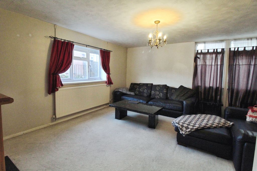 Property photo 2 of 11 Lounge