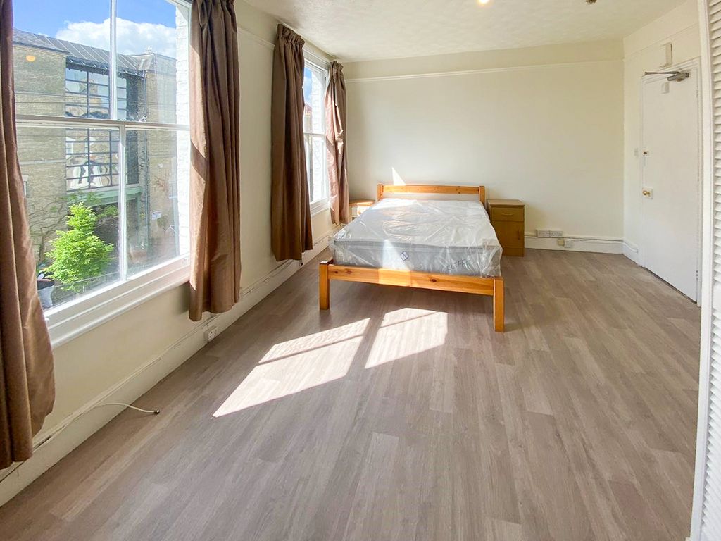 Property photo 3 of 5 Room  (1)