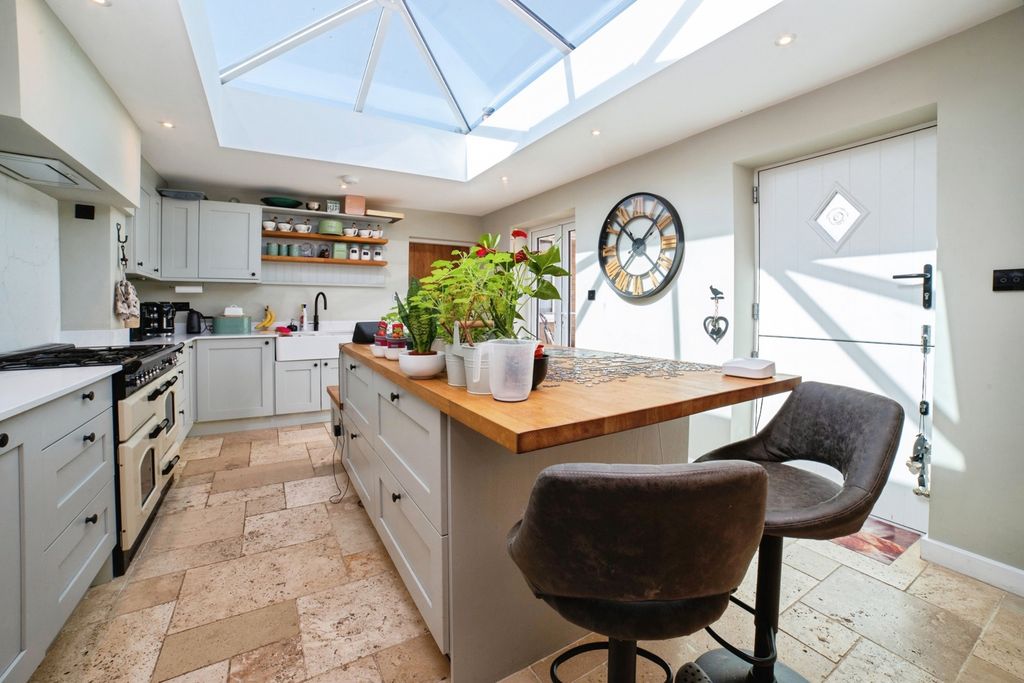 Property photo 1 of 27 Breakfast Kitchen