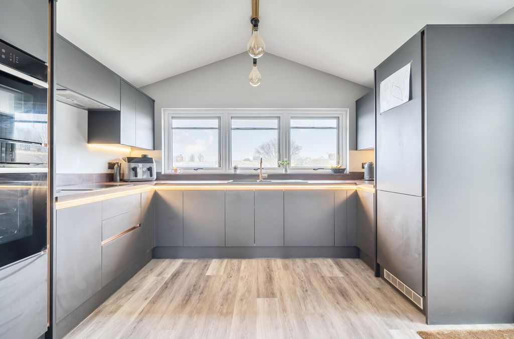 Property photo 2 of 20 1421990-7-69A6Dff...