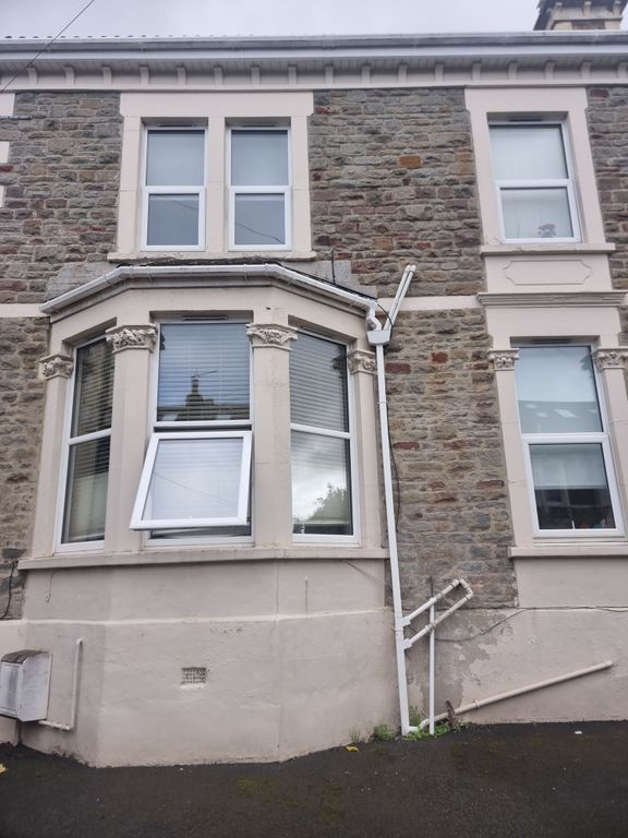 Property photo 1 of 12 Stone-Fronted Terraced House With A Bay Window, De...
