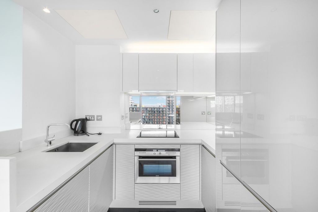 Property photo 3 of 11 Kitchen