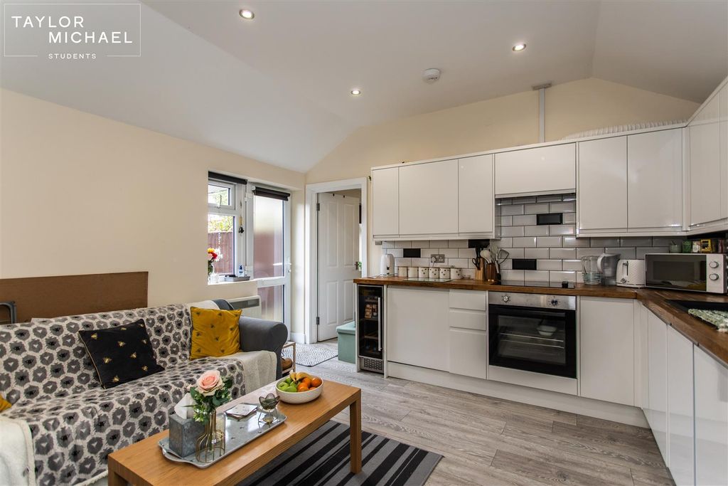 Property photo 3 of 11 Kitchen / Living Room