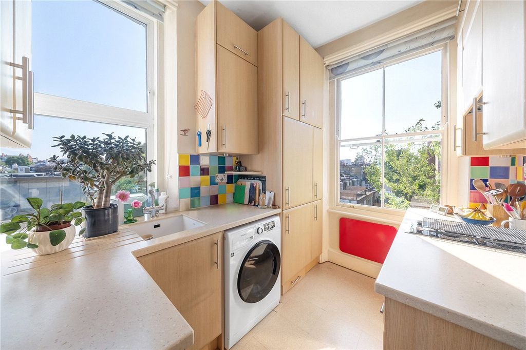 Property photo 3 of 10 Kitchen