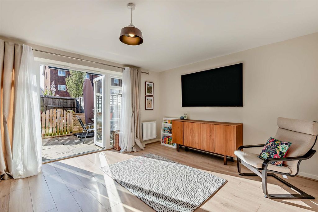 Property photo 2 of 13 8686830-Interior01-800.Jpg